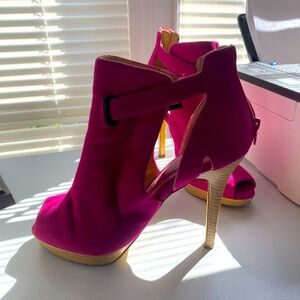 Beautiful fuchsia colored shoes 5”